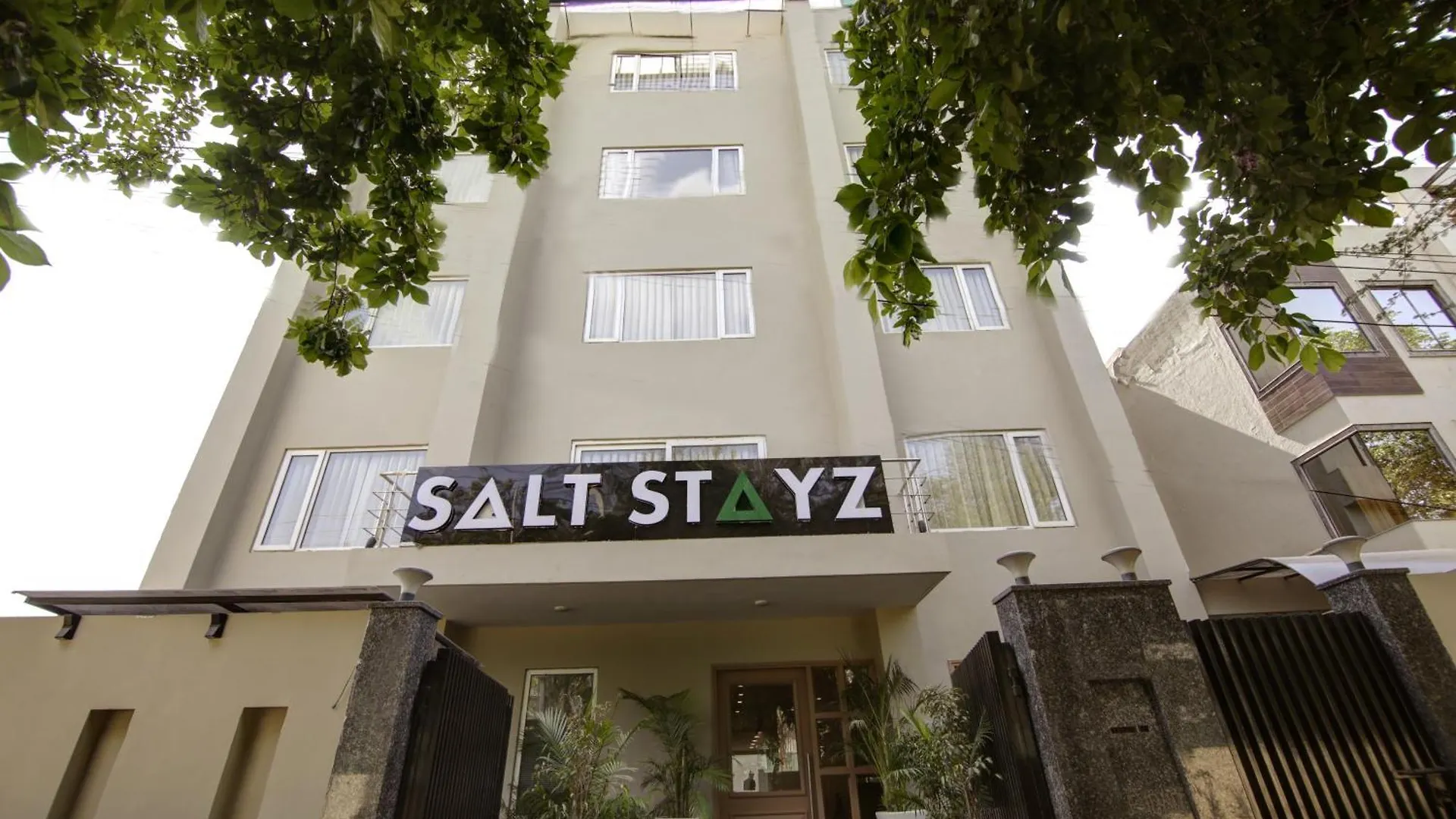 Saltstayz Select - Golf Course Road Gurgaon India
